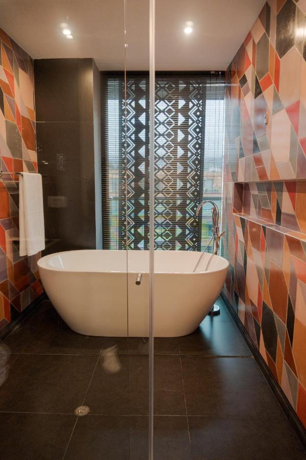 פאסטו Hotel V1501 מראה חיצוני תמונה A freestanding bathtub