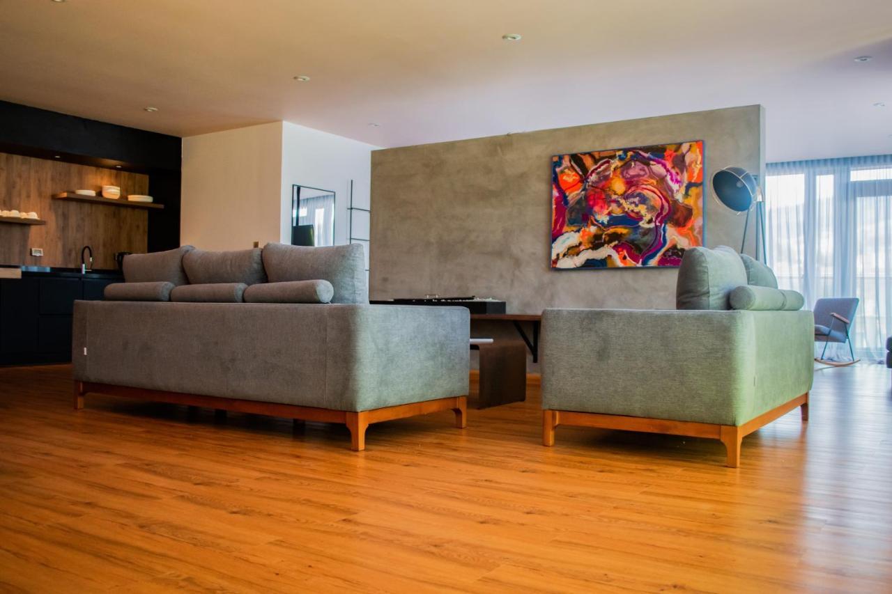 פאסטו Hotel V1501 מראה חיצוני תמונה A living room with a concrete wall