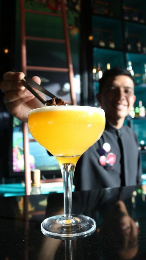 פאסטו Hotel V1501 מראה חיצוני תמונה A bartender adding a garnish to a cocktail