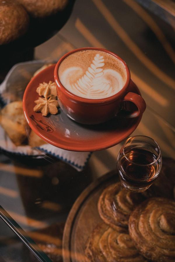 פאסטו Hotel V1501 מראה חיצוני תמונה A cup of coffee with a glass of grappa