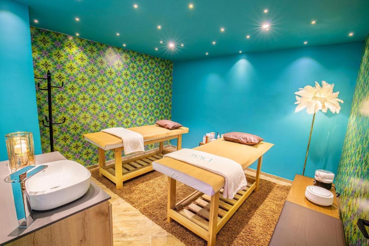 פאסטו Hotel V1501 מראה חיצוני תמונה A spa in Paris, France