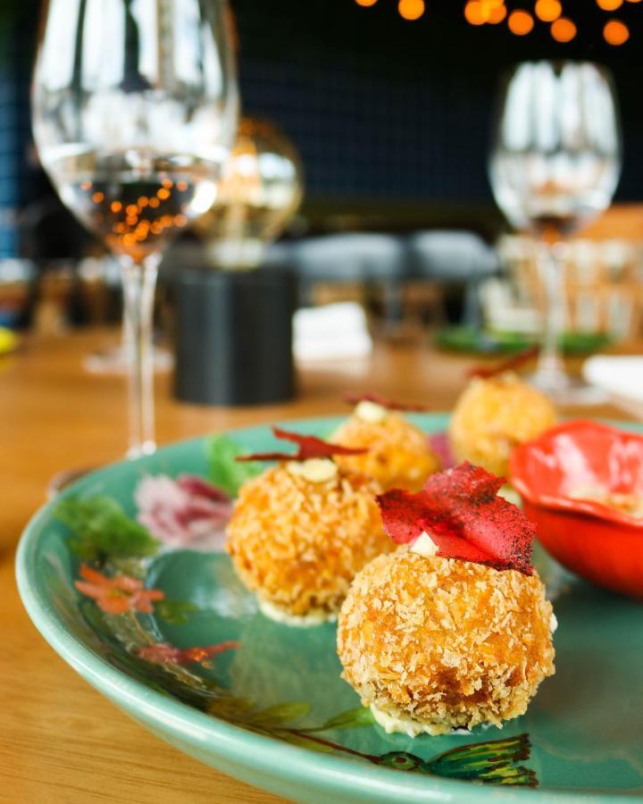 פאסטו Hotel V1501 מראה חיצוני תמונה A plate of canapés
