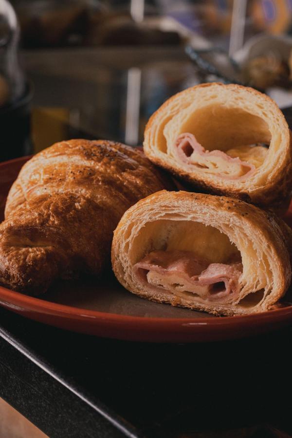 פאסטו Hotel V1501 מראה חיצוני תמונה A ham and cheese croissant